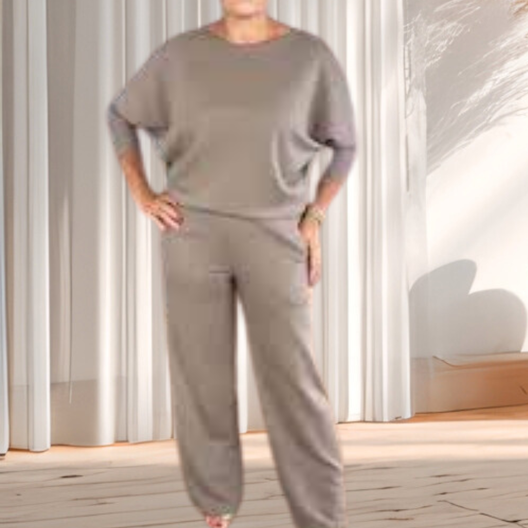 Un ensemble trois pièces élégant comprenant un long cardigan, un chemisier et un pantalon