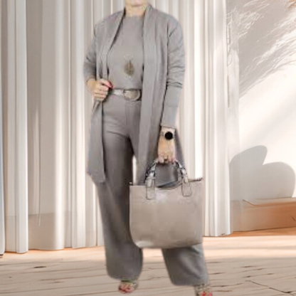 Un ensemble trois pièces élégant comprenant un long cardigan, un chemisier et un pantalon