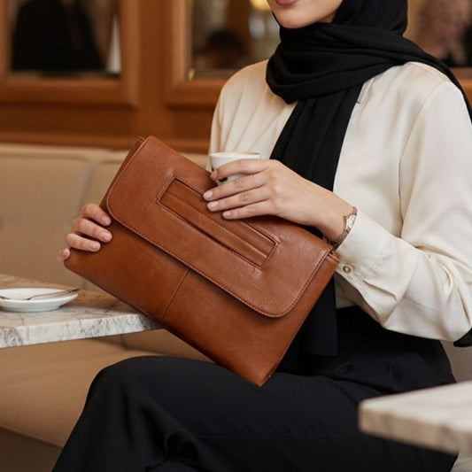 Pochette Élégance Intemporelle – Sac Clutch Effet Cuir avec Anse Intégrée